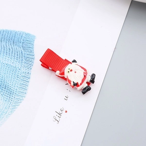 Primer plano de una pinza para el cabello navideña con figura 3D de Papá Noel