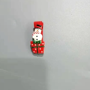 Détail d'une pince à cheveux de Noël avec motifs de bonhomme de neige et cadeau