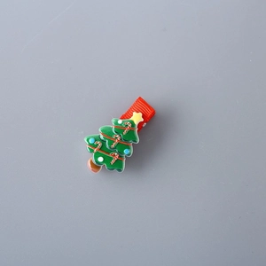 Détail de la pince à cheveux sapin de Noël en résine avec ruban rouge et clip crocodile