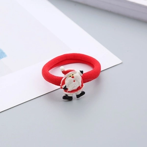 Detalle de un adorno navideño de Papá Noel en un coletero elástico rojo para niños
