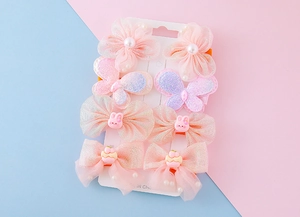 Détail de 8 barrettes pour filles avec fleurs en dentelle et papillons à paillettes