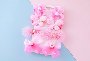 Détail d'un ensemble de 8 barrettes à fleurs roses pour filles sur support carton