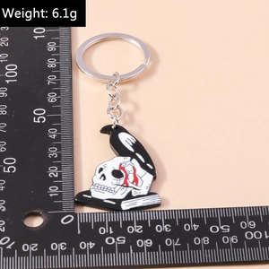 Detailed size measurement of gothic raven on skull keychain with weight 6.1g label