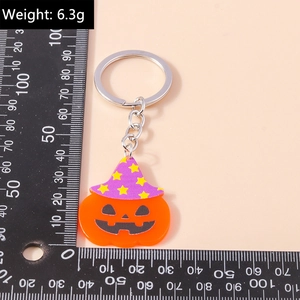 Detail eines Halloween Kürbis-Schlüsselanhängers aus Acryl mit 6,3 g Gewichtsangabe