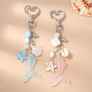 Porte-clés thème océan avec coquillage étoile de mer et breloque queue de poisson