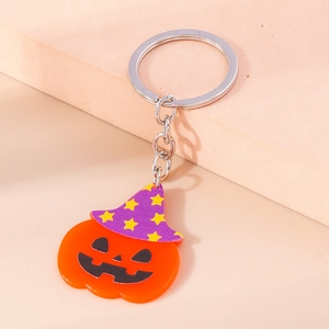 Makro-Detail von Halloween-Kürbis-Schlüsselanhänger mit Hexenhut und silbernem Metallring