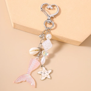 Détail d'un porte-clés marin avec queue de sirène rose et étoile de mer décorative