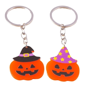 Set mit zwei Halloween Kürbis Hexenhut Schlüsselanhängern aus Acryl in Orange und Lila