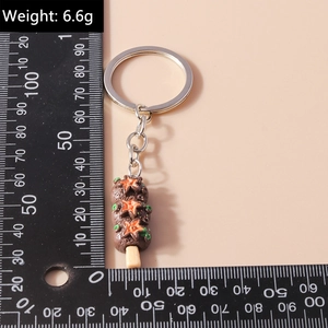 Détail du pendentif Takoyaki montrant des breloques en résine et un porte-clés métal