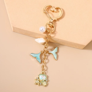 Detail of nautical keychain with heart clasp, starfish elements and gold finish