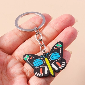 Bunter Schmetterling Schlüsselanhänger aus PVC-Weichgummi mit Metallring und Kette
