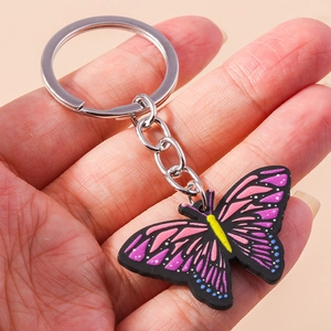 Handgehaltener Schmetterlings-Schlüsselanhänger in Pink und Violett mit Silberring