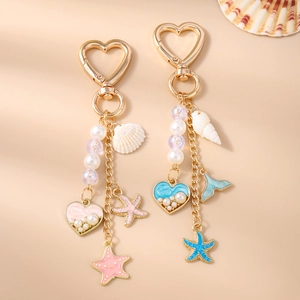 Porte-clés thème océan avec perles, coquillages et étoiles de mer sur clip cœur