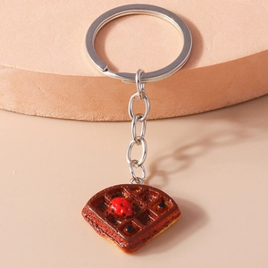 Vue détaillée d'un porte-clés gaufre en résine avec fraise et anneau métallique argenté