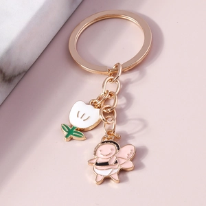 Nahaufnahme von rosa Biene und weißer Tulpe Schlüsselanhänger mit Roségold-Finish