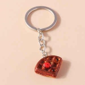 Détail d'un porte-clés gaufre réaliste avec des fraises et des myrtilles colorées