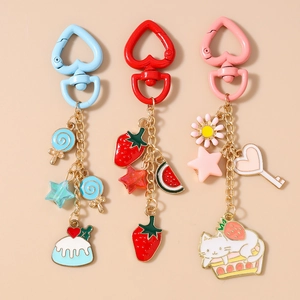 Simpatico Portachiavi in Smalto a Forma di Gatto Cupcake Fragola Donna in Lega di Zinco a Cuore Ciondolo per Borsa