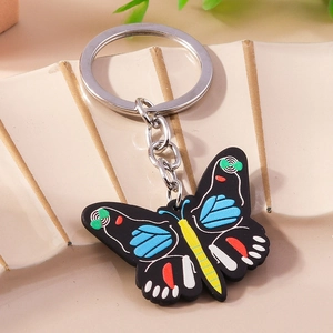 Detailansicht eines bunten Schmetterling-Schlüsselanhängers mit silbernem Metallring