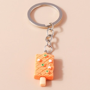 Vue détaillée d'un porte-clés créatif en résine en forme de glace à l'orange avec anneau