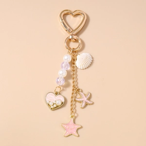 Détail du porte-clés thème marin avec étoiles de mer dorées, perles et coquillages