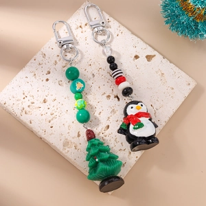 Porte-clés de Noël avec pendentifs pingouin et sapin festif sur anneaux perlés chic