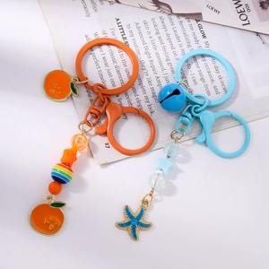 Porte-clés chics avec breloques orange, étoiles de mer et perles colorées sur anneaux