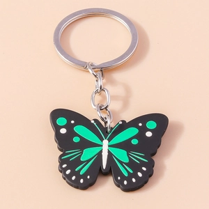 Detail eines Schmetterling-Schlüsselanhängers mit grünen Streifen und Silberring