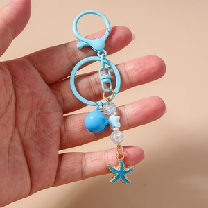 Détail du porte-clés thème océan avec pendentif étoile de mer et perles bleues