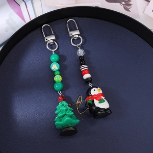 Détails des porte-clés de Noël avec perles, sapin, pingouin et mousquetons argentés