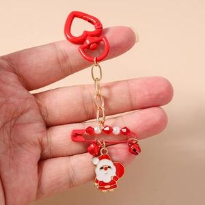 Dettaglio del portachiavi natalizio con Babbo Natale e moschettone rosso a cuore