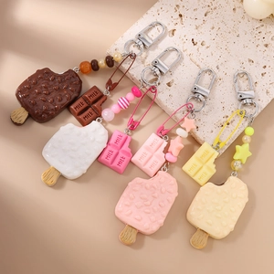 Vista dettagliata di portachiavi a forma di gelato al cioccolato colorati con perline e ganci