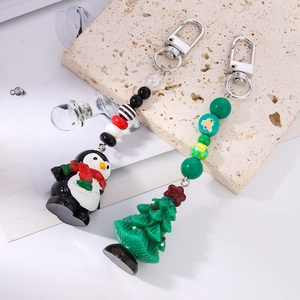 Porte-clés de Noël avec pingouin, sapin vert, perles colorées et fermoir métallique