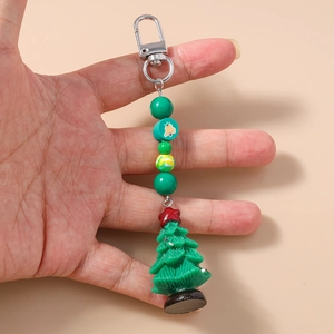 Détail d'un porte-clés sapin de Noël avec perles vertes et fermoir en métal argenté