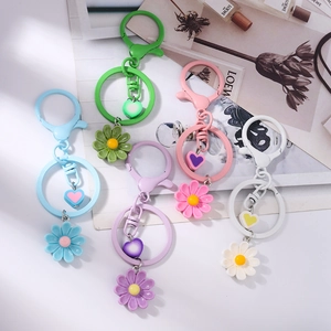 Set di 5 portachiavi colorati con margherite e cuori in resina per borse e zaini