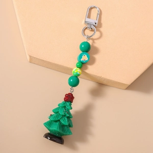 Détail du pendentif sapin de Noël vert avec perles et fermoir mousqueton argenté robuste