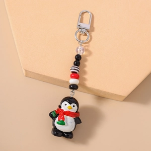 Détail d'un porte-clés pingouin avec perles colorées et fermoir métallique argenté