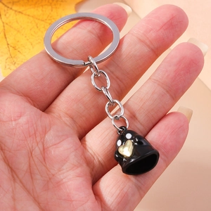 Portachiavi fantasma nero con cuore dorato in mano, accessorio per borse e zaini