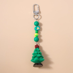 Détail du porte-clés sapin de Noël perlé avec pendentif en résine et fermoir argenté