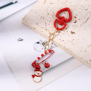 Dettaglio del ciondolo pupazzo di neve di Natale con perline rosse, campanelli e moschettone