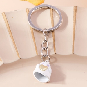 Dettaglio di un portachiavi a forma di fantasma 3D bianco con cuore d'oro e anello