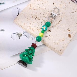 Détail d'un porte-clés sapin de Noël en perles avec pendentif en résine et fermoir