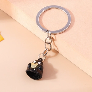 Dettaglio di un simpatico portachiavi fantasma nero con cuore dorato e anello d'argento