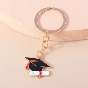 Porte-clés de remise de diplôme doré avec toque de docteur noire et breloque diplôme blanc
