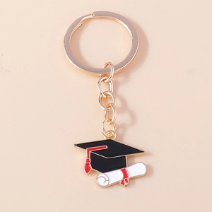Vue principale du porte-clés de remise des diplômes doré avec toque noire et diplôme blanc