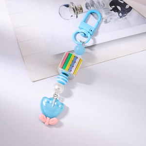 Dettaglio portachiavi tulipano blu con catena spessa, cubo arcobaleno e ciondolo a fiore