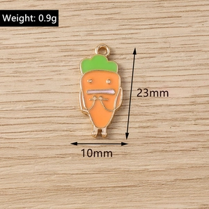 Détail macro du pendentif carotte avec émail orange et dimensions de taille de 23 mm