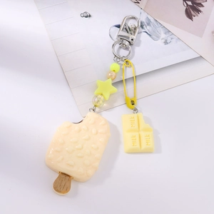 Dettaglio portachiavi a forma di gelato con ciondolo cioccolato e clip a stella gialla