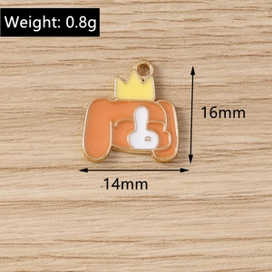 Détail d'un pendentif en émail en forme de chien orange, dimensions 14 mm par 16 mm
