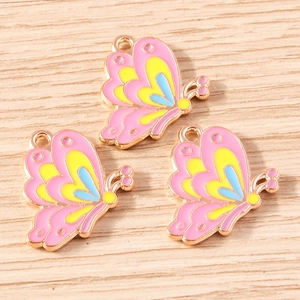 Drie kleurrijke vlinderhangers in roze, geel en blauw voor het maken van eigen sieraden