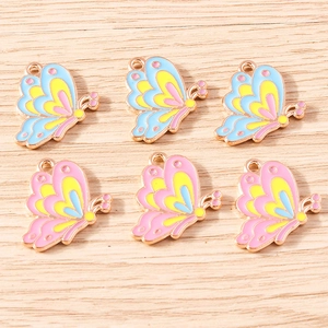 Detail van kleurrijke emaille vlinderbedeltjes met gouden legering voor DIY-sieraden